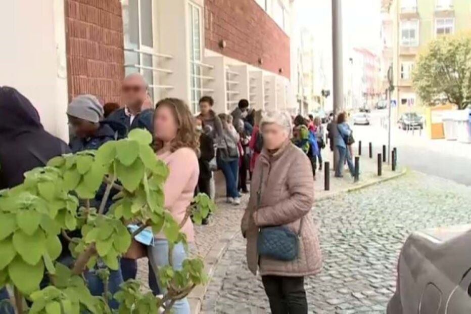 Fila com mais de cem utentes no Centro de Saúde do Cacém