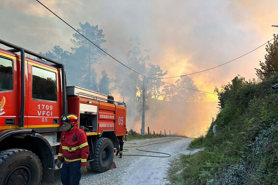 Incêndio ativo em Telões