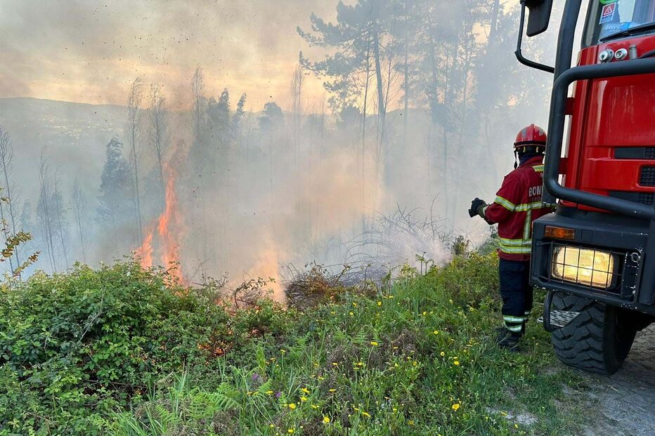 Incêndio ativo em Telões