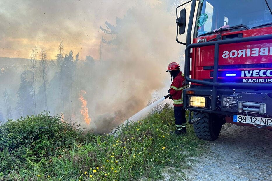 Incêndio ativo em Telões