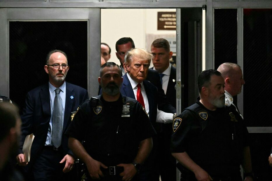 Donald Trump entra na sala de audiências