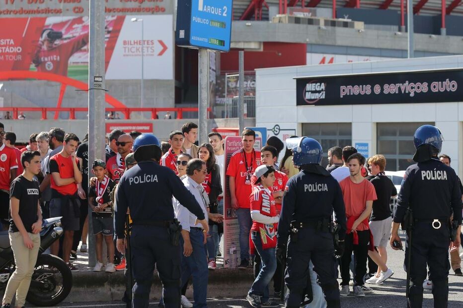 Polícia nas imediações do Estádio da Luz