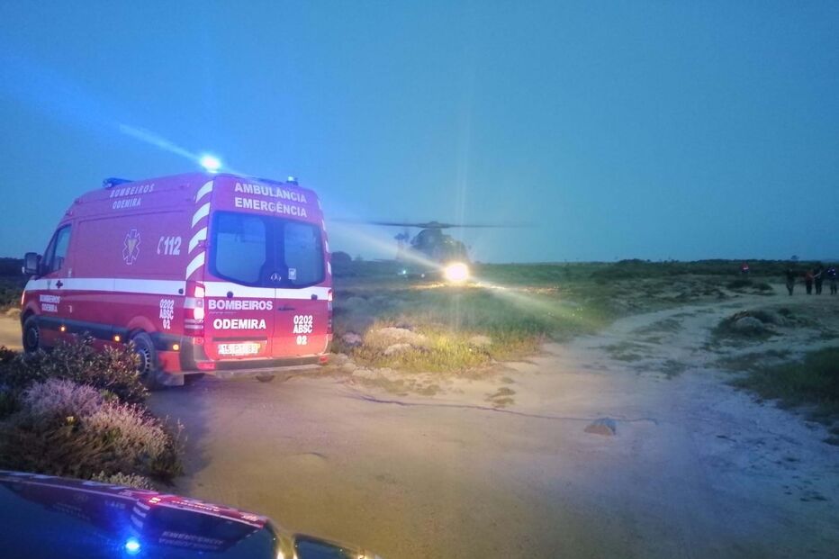 Pescador resgatado após queda numa arriba na praia da Lavagueira em Odemira