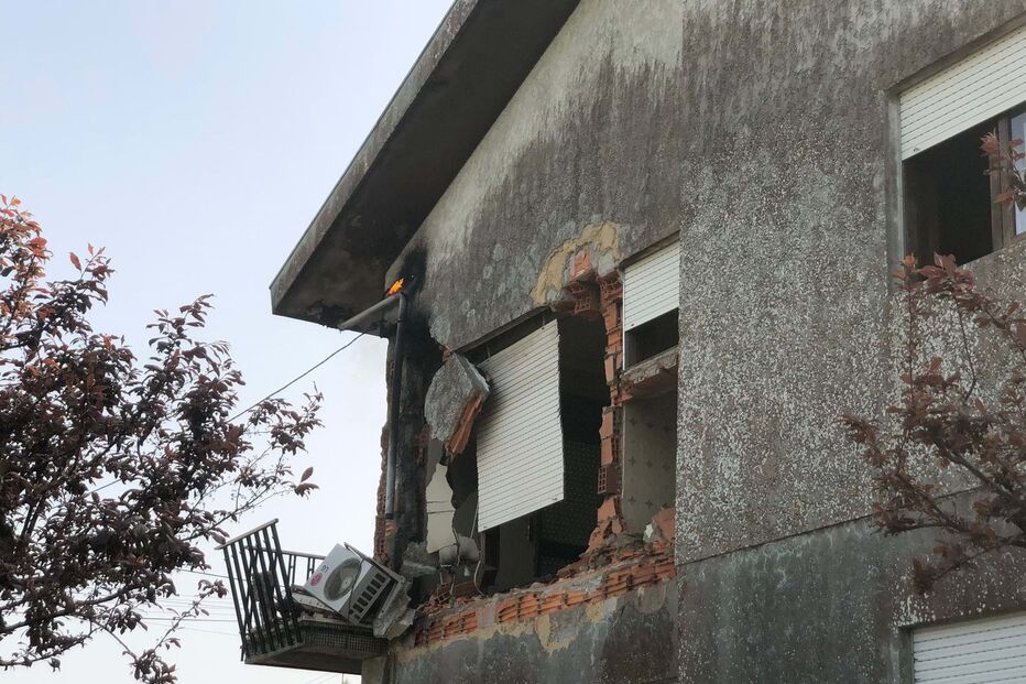 Explosão em Arouca deixa habitação parcialmente destruída