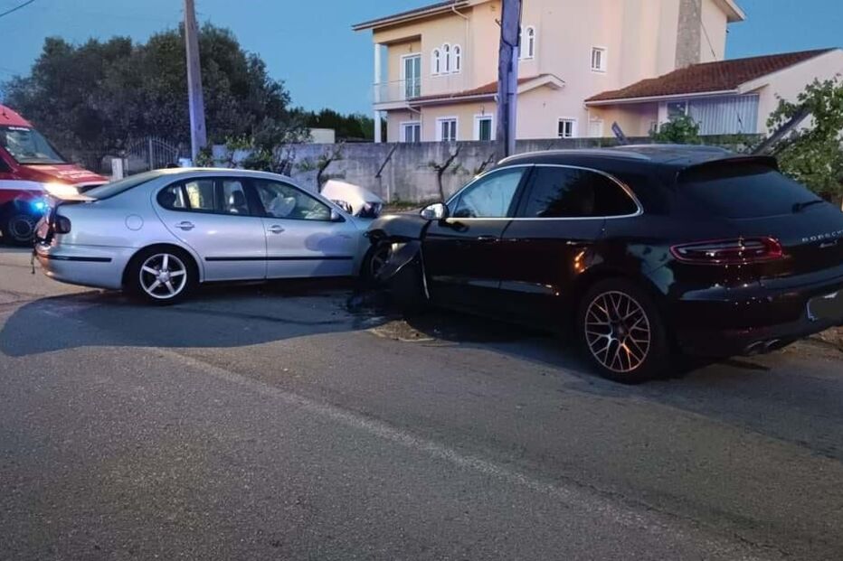 Colisão entre dois carros em Albergaria-a-Velha