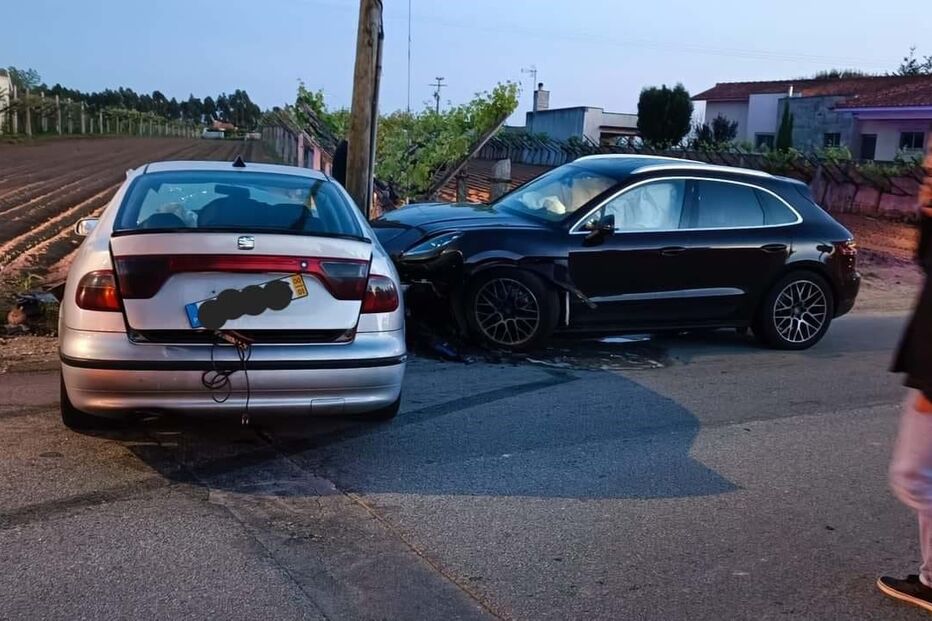 Colisão entre dois carros em Albergaria-a-Velha