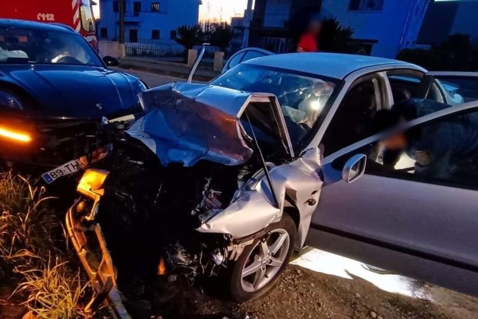 Colisão entre dois carros em Albergaria-a-Velha