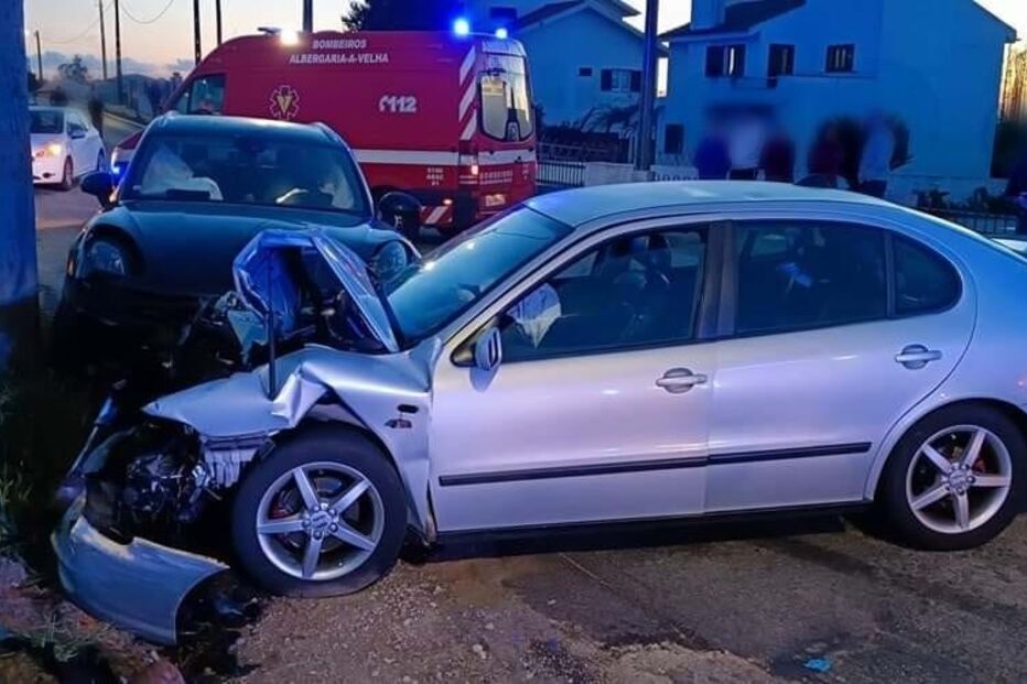 Colisão entre dois carros em Albergaria-a-Velha