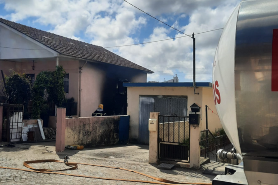 Incêndio destrói garagem de casal em Santa Maria da Feira