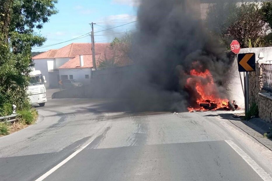 Mota incendeia-se em Vale de Santarém