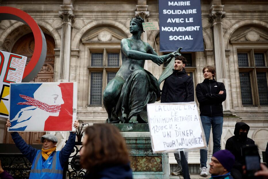 Protesto após validação do aumento da idade da reforma em Paris