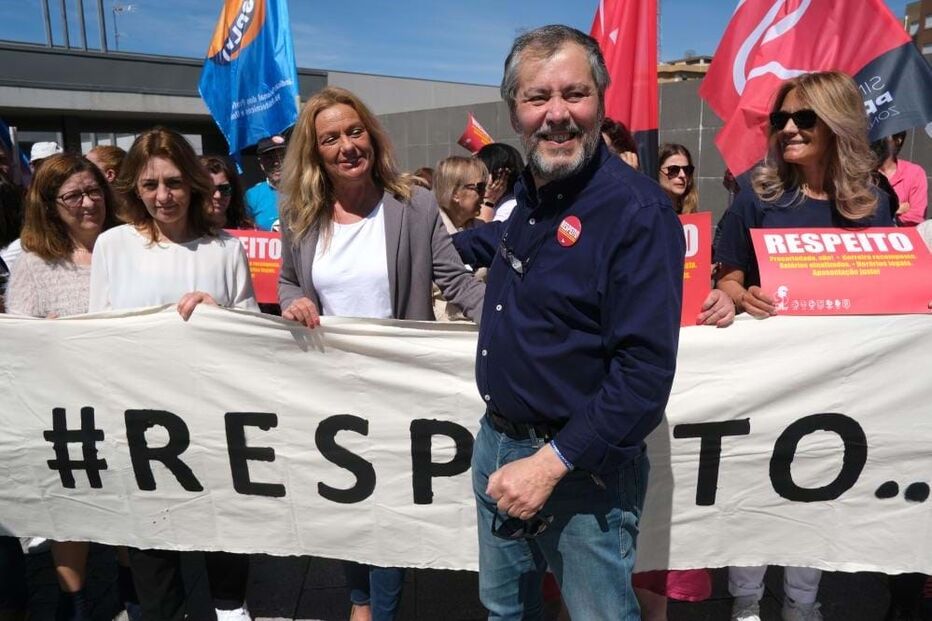 Mário Nogueiro na concentração de professores junto à Escola Básica e Secundária de Canelas 