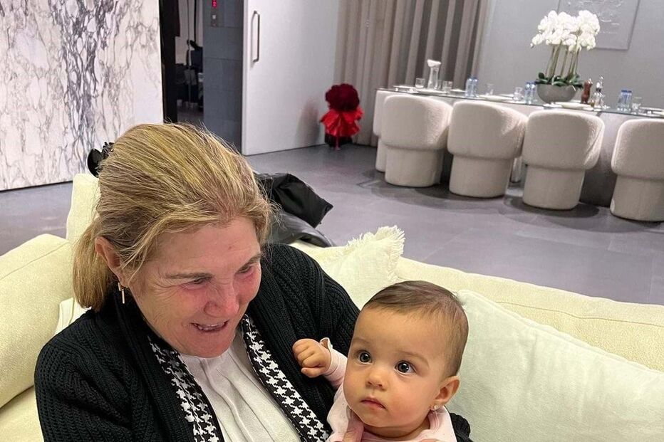 Dolores Aveiro e neta, Bella Esmeralda