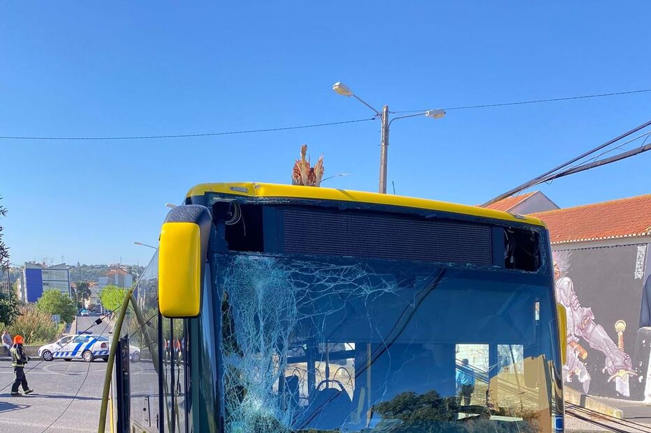 Despiste de autocarro fere cinco pessoas em Loures