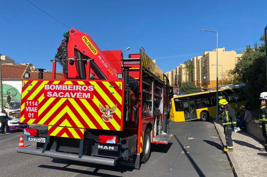 Despiste de autocarro fere cinco pessoas em Loures