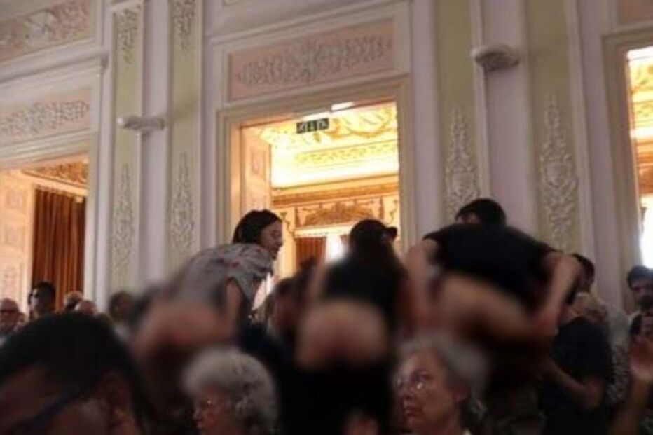 Estudantes mostram rabo em aniversário de 50 anos do PS