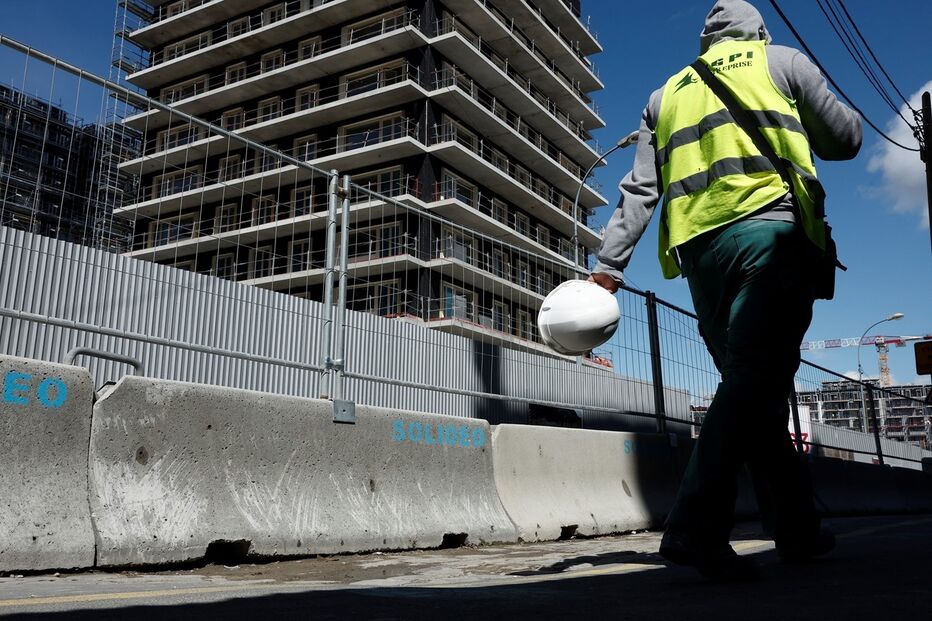 Funcionário público armado trafica migrantes para a construção