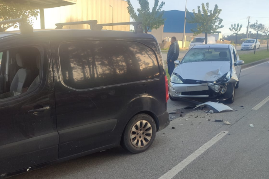 Colisão entre três carros, em Oliveira de Azeméis