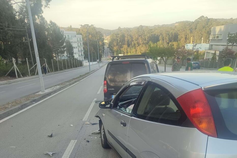 Colisão entre três carros, em Oliveira de Azeméis