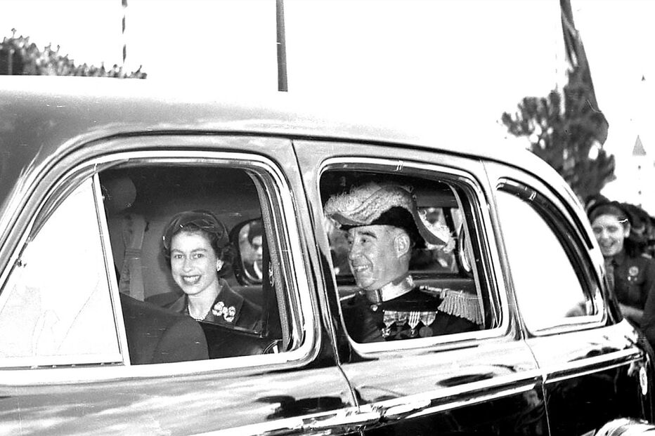 A rainha com o marechal Craveiro Lopes, Presidente da República Portuguesa, em fevereiro de 1957