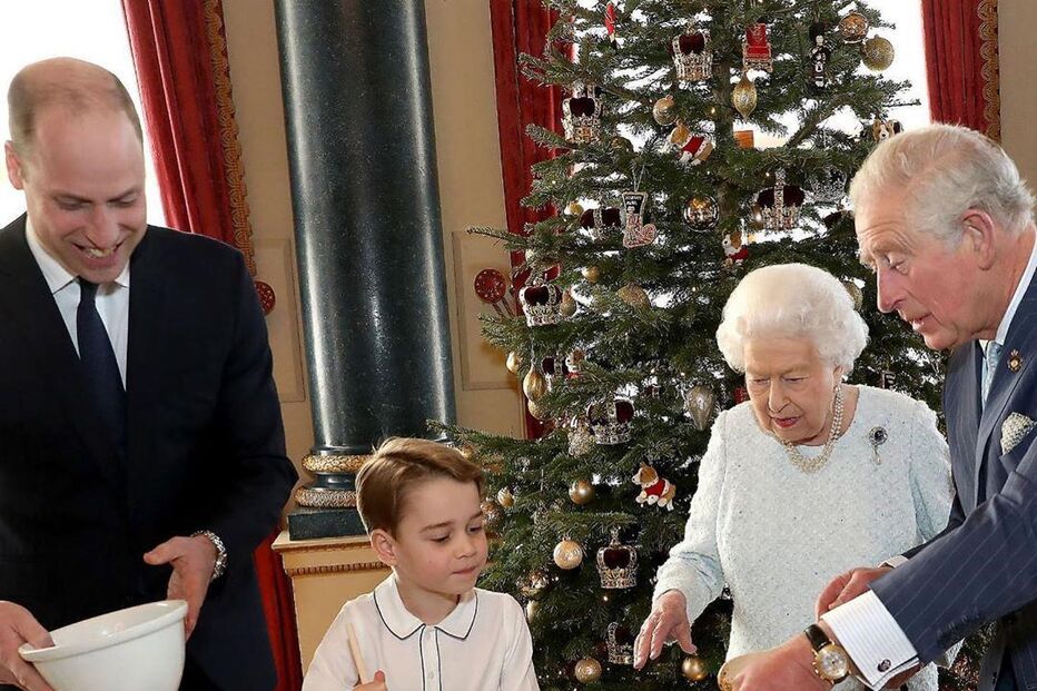 William, George, a rainha e Carlos III, o atual rei de Inglaterra