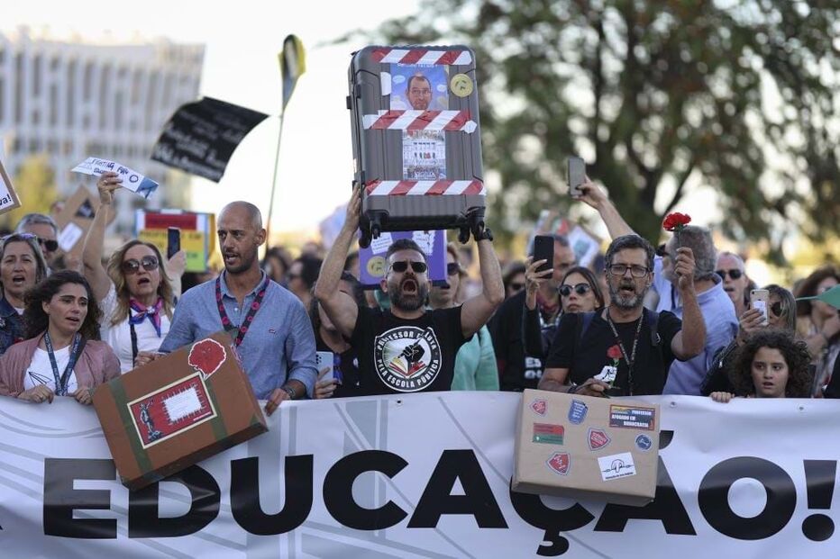 Manifestação de professores junto ao Aeroporto Humberto Delgado