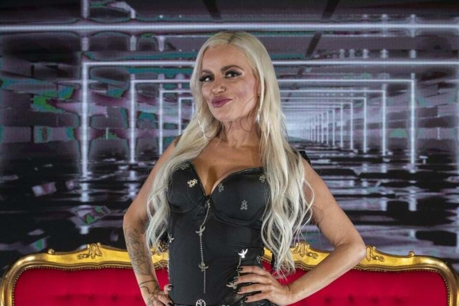 Ruth Marlene caiu em direto