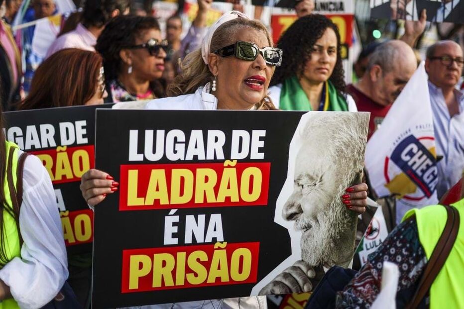 Protestos perto da Assembleia contra Lula da Silva