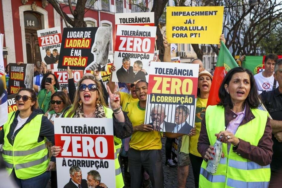 Protestos perto da Assembleia contra Lula da Silva