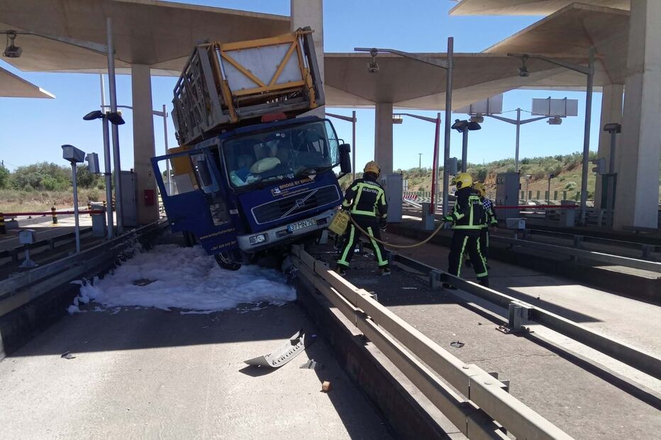 Colisão de camião contra portagens na A2 em Paderne