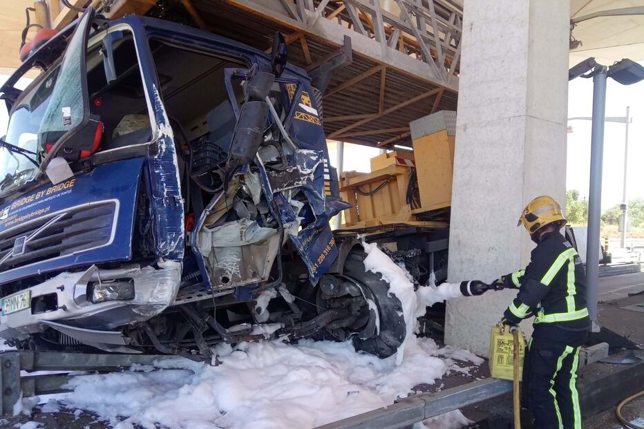 Colisão de camião contra portagens na A2 em Paderne