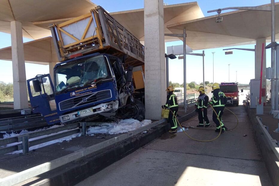 Colisão de camião contra portagens na A2 em Paderne