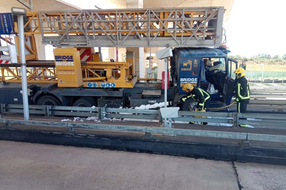 Colisão de camião contra portagens na A2 em Paderne