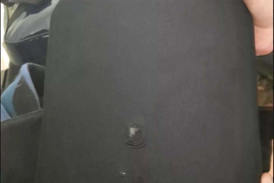 Placa de proteção do colete à prova de bala do jornalista italiano Corrado Zunino atingido a tiro