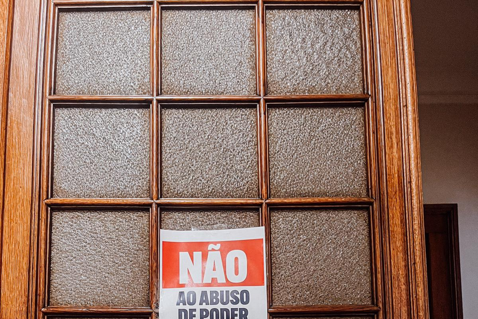 Cartazes do Chega com Augusto Santos Silva espalhados pela Assembleia da República