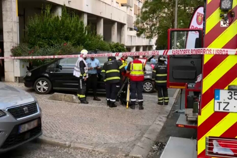 Incêndio em parque de estacionamento em Benfica