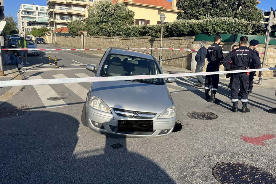Automóvel com a roda dianteira retida devido a aluimento no Porto