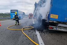 Reboque de camião incendeia-se na A17