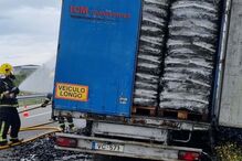 Reboque de camião incendeia-se na A17