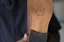 Abílio Sumbana cria sapatos para quem calça números grandes
