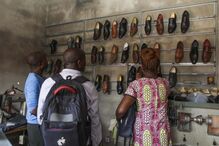 Abílio Sumbana cria sapatos para quem calça números grandes