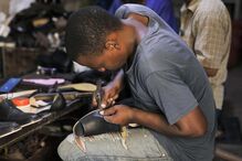 Abílio Sumbana cria sapatos para quem calça números grandes