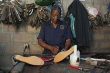 Abílio Sumbana cria sapatos para quem calça números grandes
