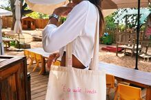 Carolina Patrocínio mostra prenda que recebeu do filho Eduardo