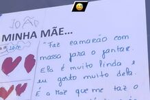 Maria Cerqueira Gomes mostra prenda que recebeu do filho João