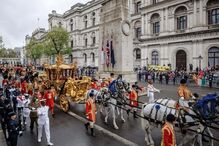 Rei Carlos III e rainha Camila a caminho do palácio de Buckingham 
