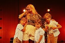 Carolina Deslandes e filhos