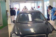 Homem invade urgência do Hospital de Cascais de carro 