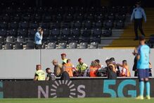 Adepto cai da bancada superior do estádio do V. Guimarães
