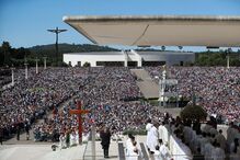 As imagens de Fátima repleta de fiéis na Procissão do Adeus a Nossa Senhora